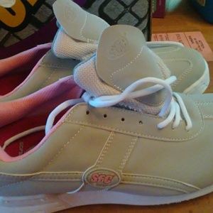 Womens tennis shoes size 11